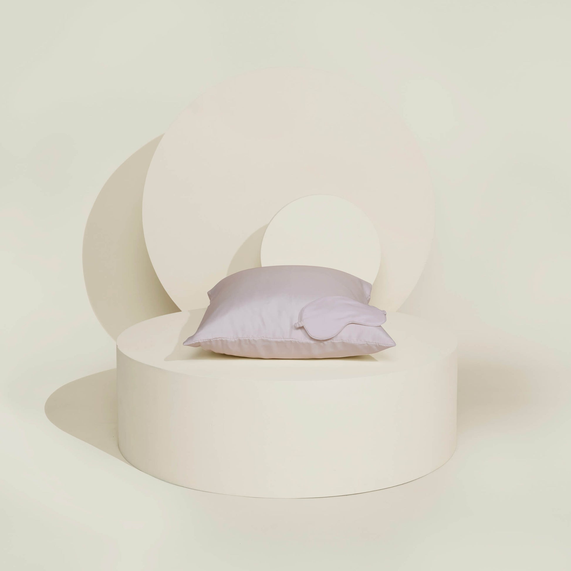 The Slumber Cloud Silk Pillowcase and Sleep Mask with Outlast® temperature regulation technology to help keep you cool and comfortable throughout the night